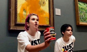 <p>Las activistas de Just Stop Oil tras lanzar sopa de tomate sobre el cristal de 'Los Girasoles' de Van Gogh en la National Gallery de Londres.</p>