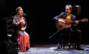 <p>La cantaora Carmen Linares durante su actuación en los Teatros del Canal, acompañada del guitarrista Salvador Gutiérrez.</p>