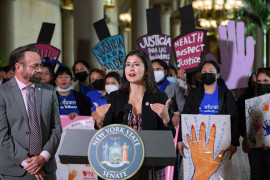 <p>La senadora Jessica Ramos da una rueda de prensa sobre la mejora de las condiciones laborales en los salones de uñas de NY.</p>