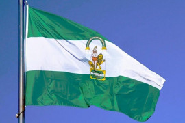 <p>La bandera de Andalucía, ondeando.</p>