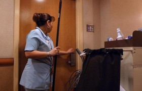 <p>Una camarera de piso entrando en una habitación para limpiar.</p>