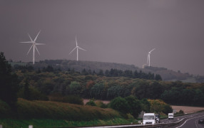 <p>Imagen de un parque eólico visto desde la carretera. </p>