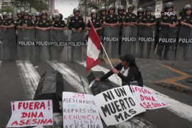 <p>Manifestante protesta frente a la policía, en una de las calles principales de Lima. </p>