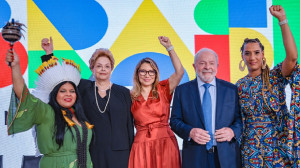 <p>Sonia Guajajara, Dilma, Janja Silva, Lula y Anielle Franco en la toma de posesión de Guajajara y Franco como ministras.</p>