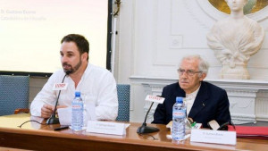 <p>Gustavo Bueno con Santiago Abascal, en la escuela de verano de la Fundación Denaes, en 2012. / Fuente: El Español</p>
<p><br /><br /></p>