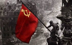 <p>El alzado de la bandera roja sobre el Reichstag el 2 de mayo de 1945. Foto de Yevgueni Jaldéi, coloreada.</p>