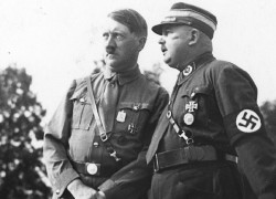<p>Adolf Hitler junto a Ernst Röhm en una imagen fechada el 30 de agosto de 1933. </p>
