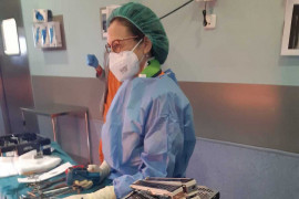 <p>Susana Gutiérrez, durante una intervención quirúrgica.</p>
