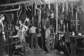 <p>21:00 en una fábrica de vidrio de Indiana (agosto de 1908).</p>