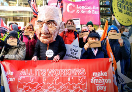 <p>Una protesta contra las condiciones laborales de Amazon en el Black Friday de 2021 en Londres.</p>
