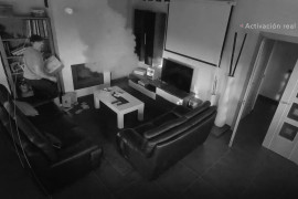 <p>Fotograma de un vídeo promocional de Securitas Direct, en el que una alarma llena la estancia de humo.</p>