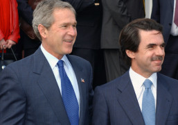 <p>George Bush junto a José María Aznar posando durante una reunión en las Azores en marzo de 2003. </p>
