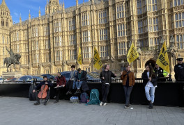 <p>Activistas de Extinction Rebellion protestan frente al Parlamento británico antes del pleno sobre el proyecto de ley de Seguridad Nacional.</p>
