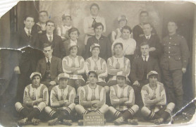 <p>El equipo Blyth Spartan Ladies F.C, posando junto a algunos simpatizantes durante la temporada 1917-18.<strong> / Diego Sideburns</strong></p>