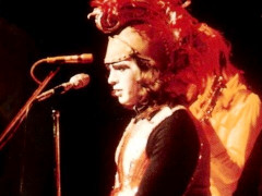 <p>Peter Gabriel caracterizado como “Britannia” durante una actuación de Genesis de 1973.</p>