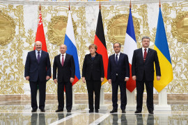 <p>A. Lukashenko, Vladimir Putin, Angela Merkel, F. Hollande y Petro Poroshenko, durante la firma del Acuerdo de Minsk de 2015.</p>