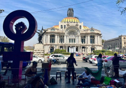<p>Monumento frente al Palacio de Bellas Artes en Ciudad de México. </p>