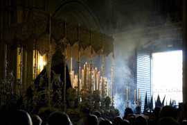<p>Cofradía del miércoles santo de Sevilla, durante la Semana Santa de 2009.<strong> / Oficina de Congresos y Convenciones de Sevilla</strong></p>