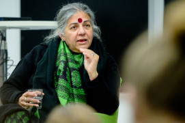 <p>La autora y activista ecologista Vandana Shiva en un acto de la Fundación Heinrich Böll en Berlín en 2020. <strong>/ Stephan Roehl </strong></p>