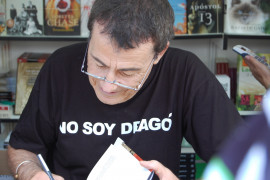 <p>Fernando Sánchez Dragó firmando libros en la Feria del libro de Madrid, junio de 2007.</p>