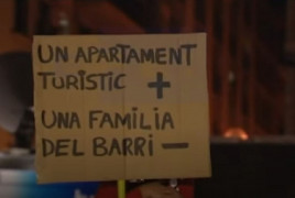 <p>Pancarta mostrada en las protestas de 2014 contra los pisos turísticos en la Barceloneta. <strong>/ Efe (Youtube)</strong></p>