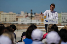 <p>Alberto Nuñez Feijóo, durante un acto en Cádiz para apoyar a Bruno García como candidato a la alcaldía. <strong>/ PP</strong></p>