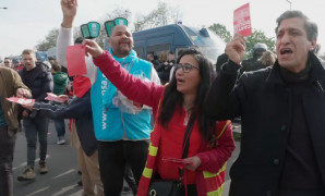 <p>Sindicalistas distribuyeron tarjetas rojas para Macron entre los aficionados que acudían a la final de la Copa de fútbol francesa.</p>