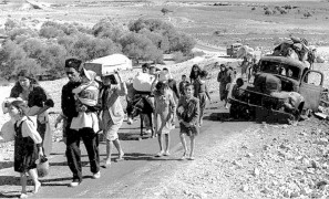 <p><em>Refugiados palestinos en la carretera del Líbano tras haber sido expulsados de sus hogares en la Galilea (noviembre de 1948).</em> <strong>/ Fred Csasznik</strong></p>