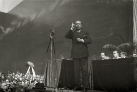 <p>José Calvo Sotelo, durante su intervención en un mitin en Guipúzcoa. / <strong>Wikimedia Commons</strong></p>
