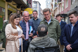 <p>Feijóo charla con una persona con discapacidad durante su paseo por Torrelavega con la candidata del PP cántabro, Sáenz de Buruaga. / <strong>PP de Cantabria</strong></p>