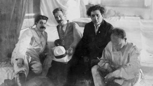 <p><em>Stalin, Alexei Rikov, Grigori Sinowjew y Nikolai Bujarin, en una imagen tomada en 1924 por un autor desconocido.</em></p>