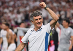 <p>José Luis Mendilibar celebra el triunfo del Sevilla en la final de la Europa League. / <strong>Twitter </strong><strong>(SevillaFC)</strong></p>