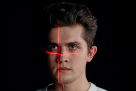 <p>Lectura biométrica de la cara mediante líneas láser.<strong> / Cottonbro Studio. Pexels</strong></p>