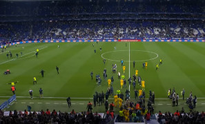 <p>Los ultras del RCD Espanyol invaden el campo durante la celebración del título del FC Barcelona. / <strong>Imagen: GolPlay en Youtube</strong></p>