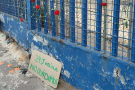 <p>Claveles rojos en recuerdo de las víctimas de la tragedia de Melilla. / <strong>Abriendo Fronteras</strong></p>