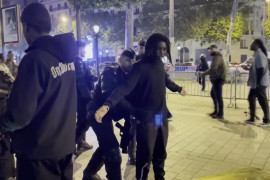<p>La policía registra a dos jóvenes negros durante una de las manifestaciones en Francia por el asesinato racista de Nahel. / <strong>YouTube (DW Español)</strong></p>