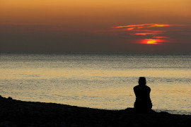 <p>Una mujer contempla el horizonte durante la puesta de sol. <strong>/ czu czu PL (Pixabay)</strong></p>