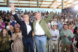 <p>Alberto Núñez Feijóo junto a Alfonso Rueda en un acto del PP gallego. Junio de 2023. / <strong>Twitter (@AlfonsoRuedaGal)</strong></p>
