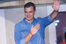 <p>Pedro Sánchez saludo a los militantes en la sede del PSOE en Ferraz, tras conocer los resultados /<strong> Twitter (PSOE)</strong></p>