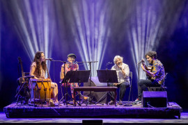 <p>Sìlvia Pérez Cruz, Maria Gadú y Liliana Herrero junto al guitarrista Pedro Rossi, con su espectáculo<em> Territorios</em>. / <strong>Fer González</strong></p>