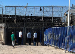 <p>Restos de ropa en la valla de Melilla tras la masacre. / <strong>Consejo Nacional de Derechos Humanos de Marruecos</strong></p>