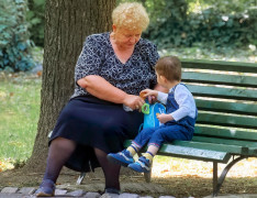<p>Una mujer mayor con un niño en el parque. / <strong>icsilviu (Pixabay)</strong></p>