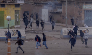 <p>Policías reprimiendo a manifestantes en Puno, Perú, en febrero de 2023. /<strong> Intermedia Producciones</strong></p>