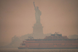 <p>La Estatua de la libertad, entre Nueva York y Nueva Jersey, oscurecida por los incendios en Canadá / <strong>Wikimedia Commons</strong></p>