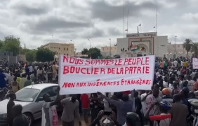 <p>Manifestación de apoyo a los golpistas y contra la injerencia extranjera en Niamey (Níger) el 3 de agosto. / <strong>France 24 (Youtube)</strong></p>