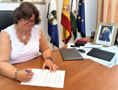 <p>María Eugenia Moreno, alcaldesa de Huévar de Aljarafe, firma la renuncia a su sueldo. / <strong>Twitter @maruhuevar</strong></p>