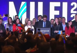 <p>Javier Milei da un discurso rodeado de su equipo durante la noche electoral. / <strong>El País</strong></p>