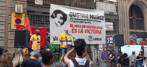 <p>Marc Muñoz, hermano del asesinado Gustau Muñoz, interviene en uno de los homenajes que cada 11 de septiembre se llevan a cabo en Barcelona. / <strong>Cedida</strong></p>