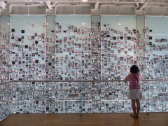 <p>Retratos de las víctimas de la dictadura expuestos en el Museo de la Memoria y los Derechos Humanos en Santiago de Chile. / <strong>Carlos Teixidor Cadenas </strong></p>