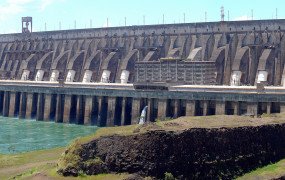 <p>Represa de Itaipú, Brasil y Paraguay. Se trata de la segunda central hidroeléctrica por potencia instalada del mundo. <strong>/ Martin St-Aman</strong></p>